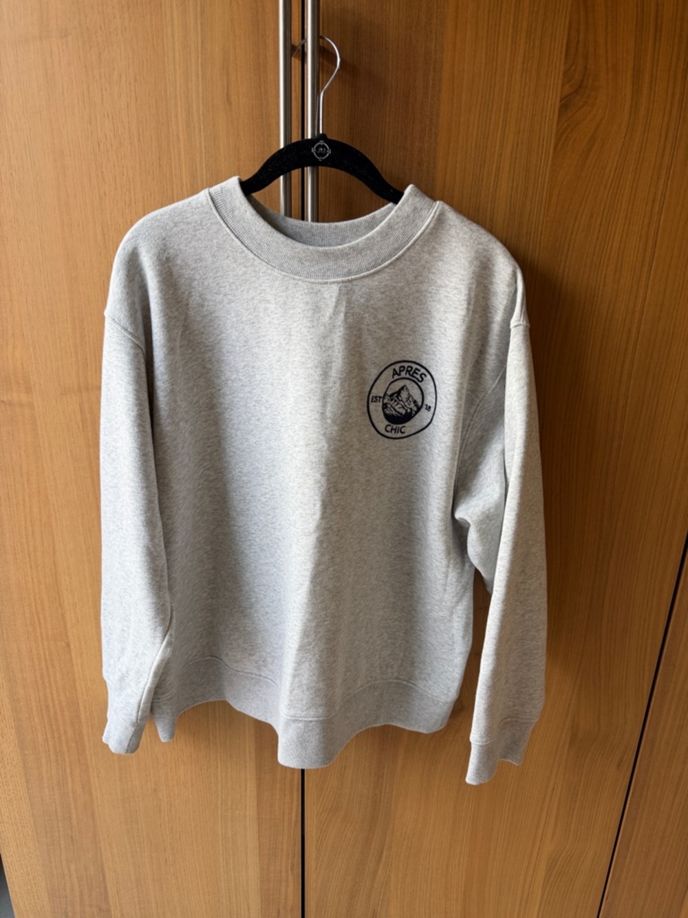 Universal Thread Light Gray Crewneck Sweatshirt with Chest Logo